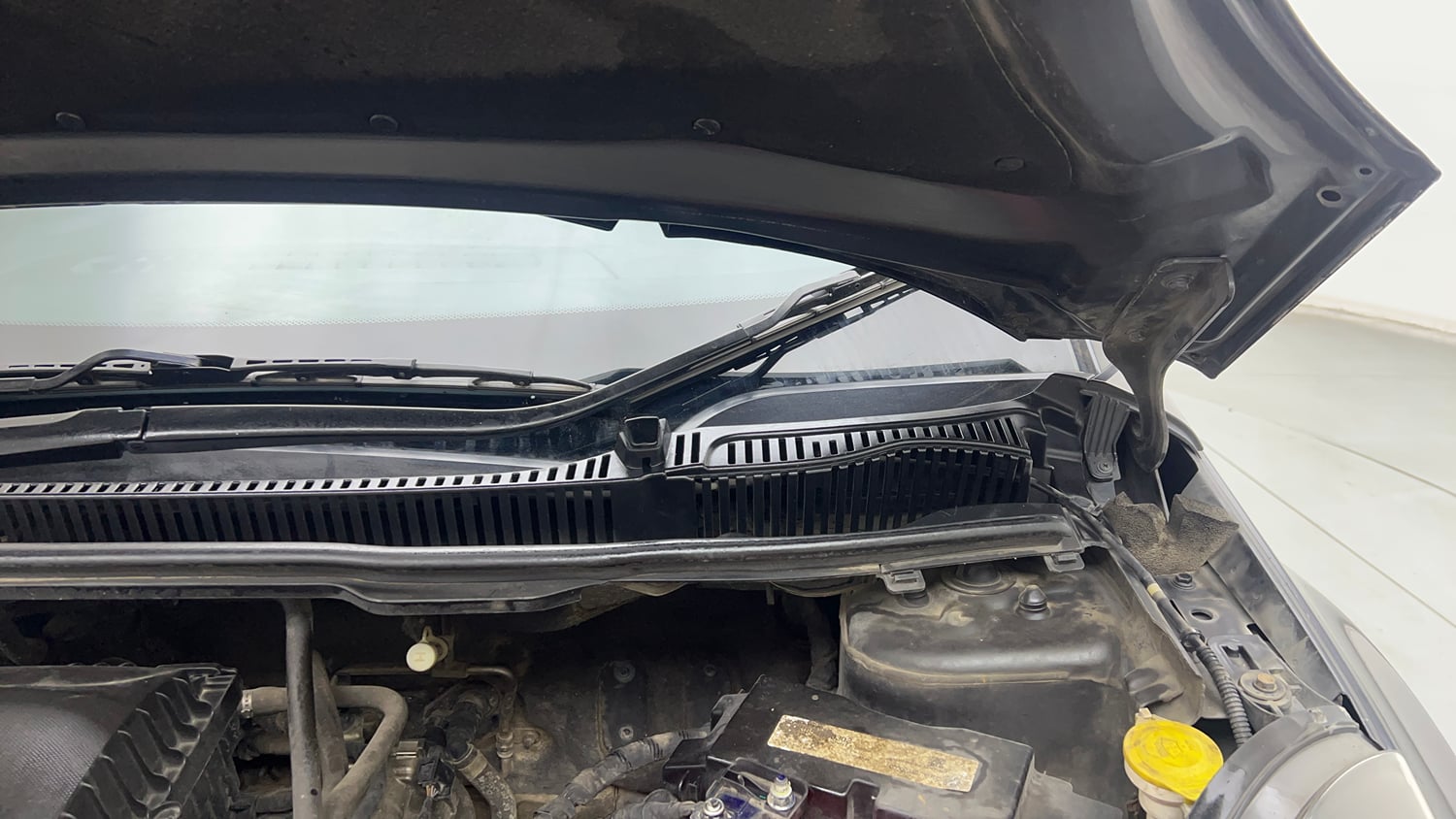 Used 2018 Tata Nexon XM Petrol Manual engine ENGINE LEFT SIDE HINGE & APRON VIEW
