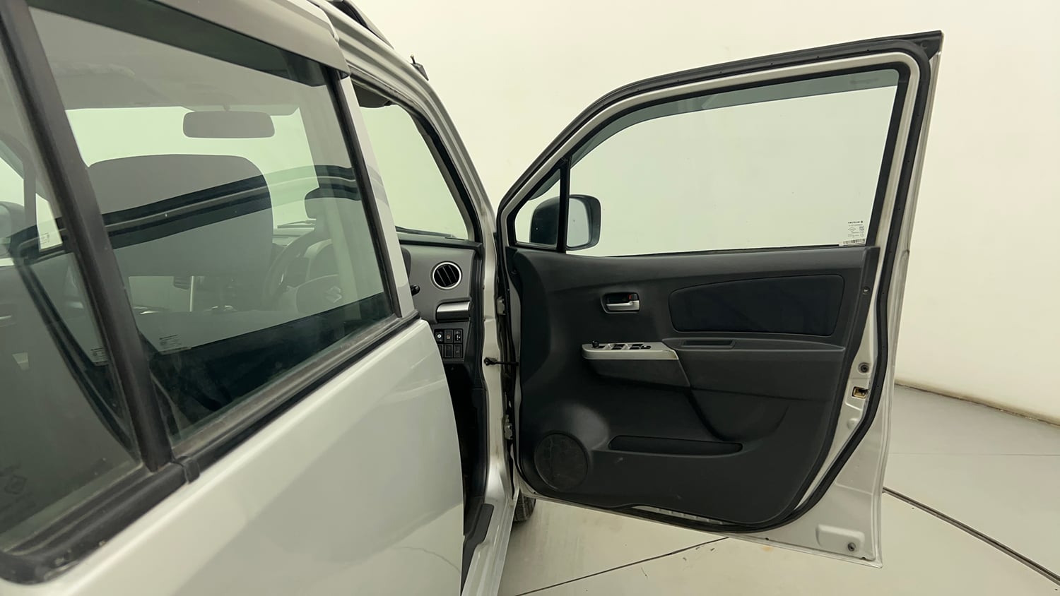 Used 2012 Maruti Suzuki Wagon R 1.0 VXI Petrol + CNG (Outside Fitted) Cng Manual interior RIGHT FRONT DOOR OPEN VIEW