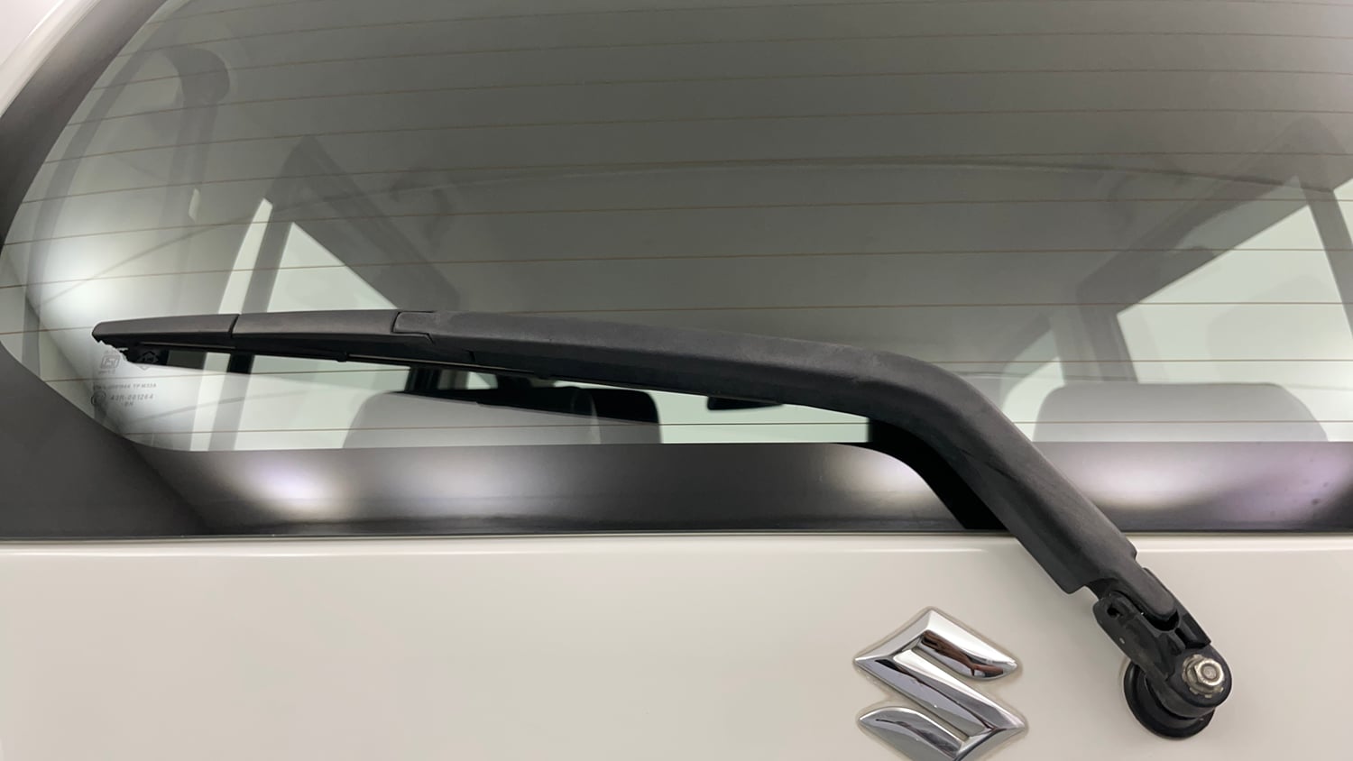 Used 2017 Maruti Suzuki Wagon R 1.0 VXI AMT Petrol Automatic top_features Rear wiper