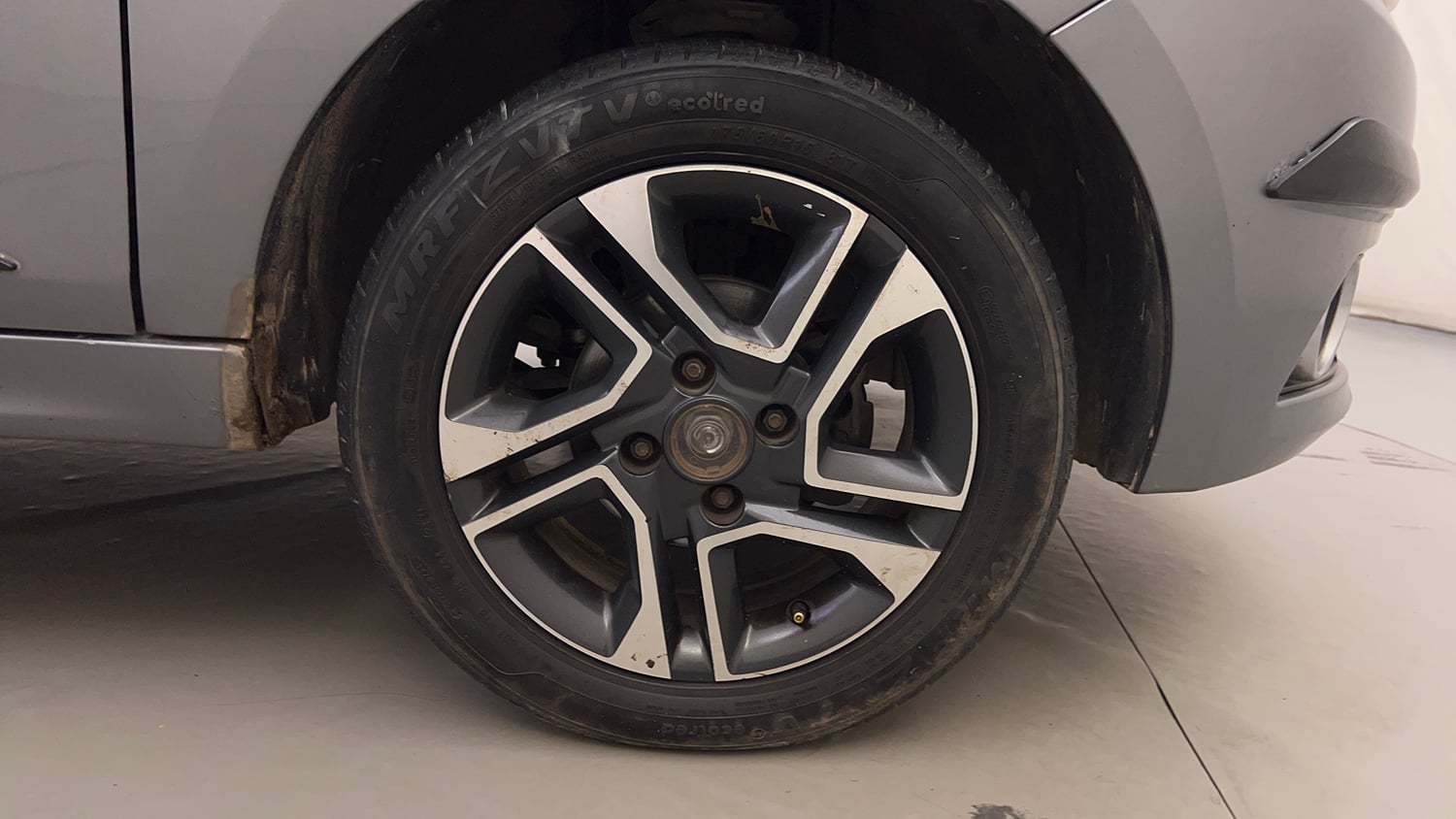 Used 2019 Tata Tiago Revotron XZ Plus Dual Tone Petrol Manual tyres RIGHT FRONT TYRE RIM VIEW