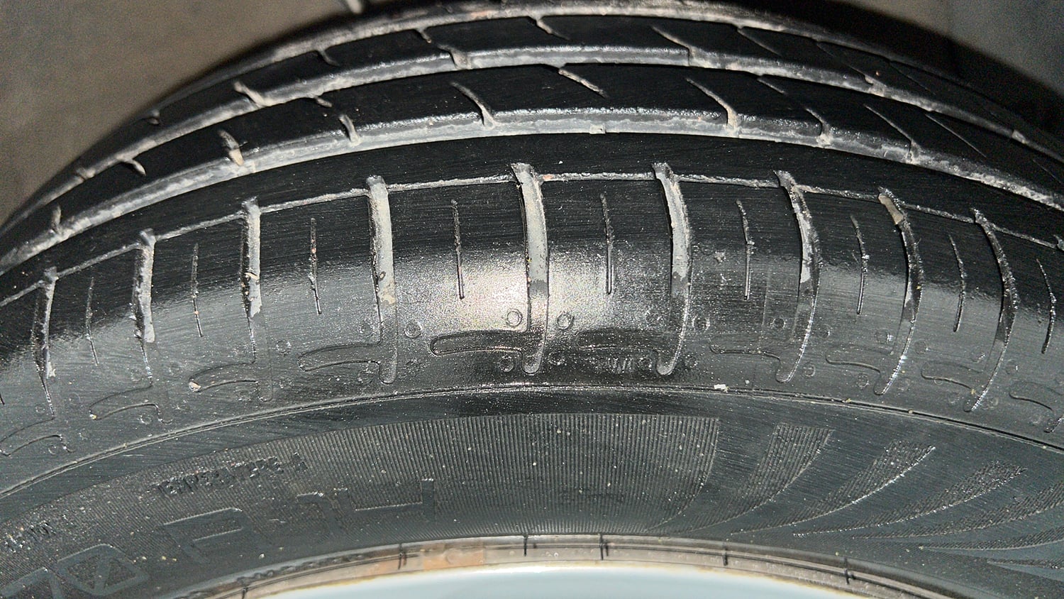 Used 2022 Hyundai Aura S 1.2 CNG Cng Manual tyres RIGHT FRONT TYRE TREAD VIEW