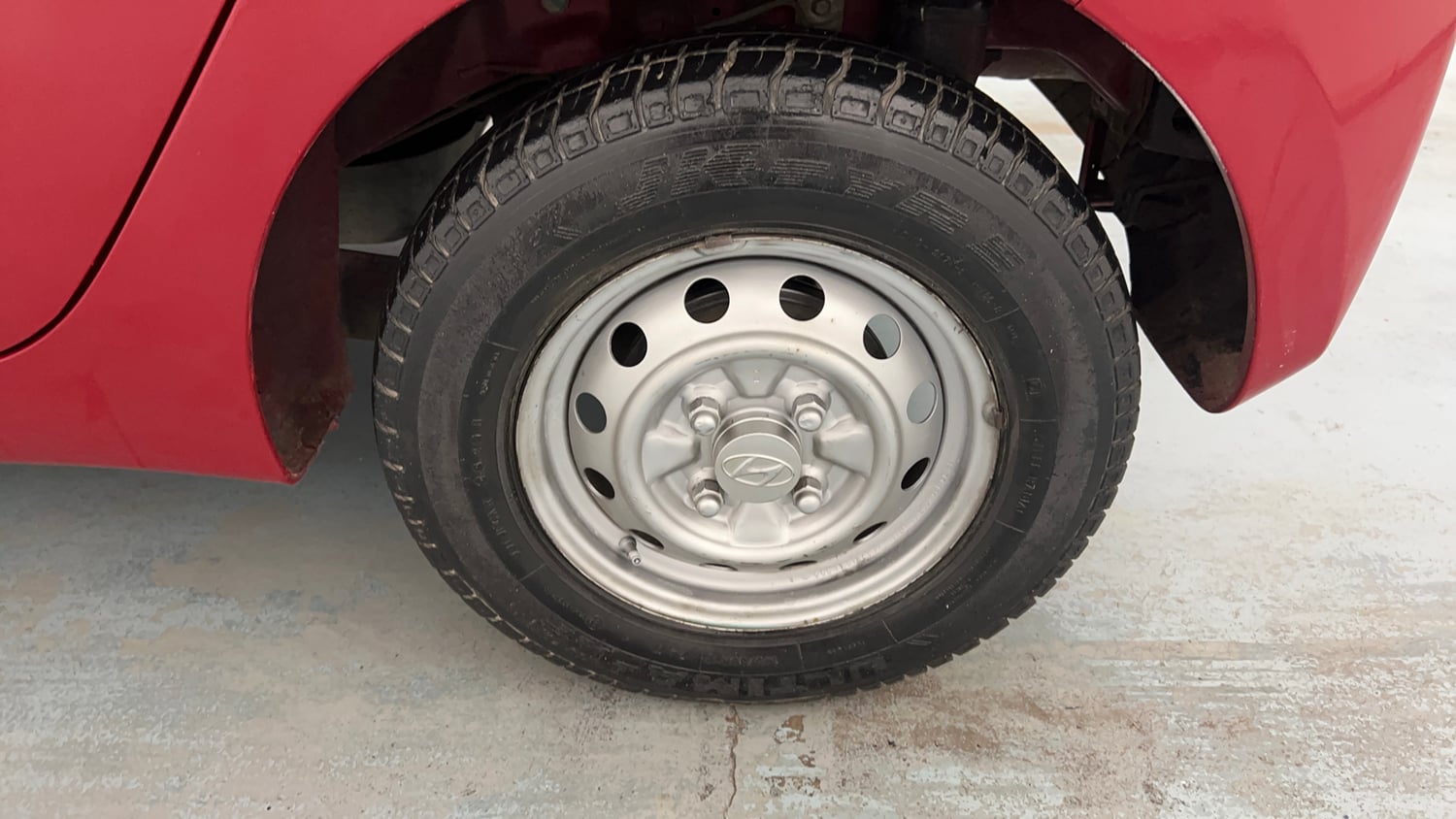 Used 2015 Hyundai Eon Era + Petrol Manual tyres LEFT REAR TYRE RIM VIEW