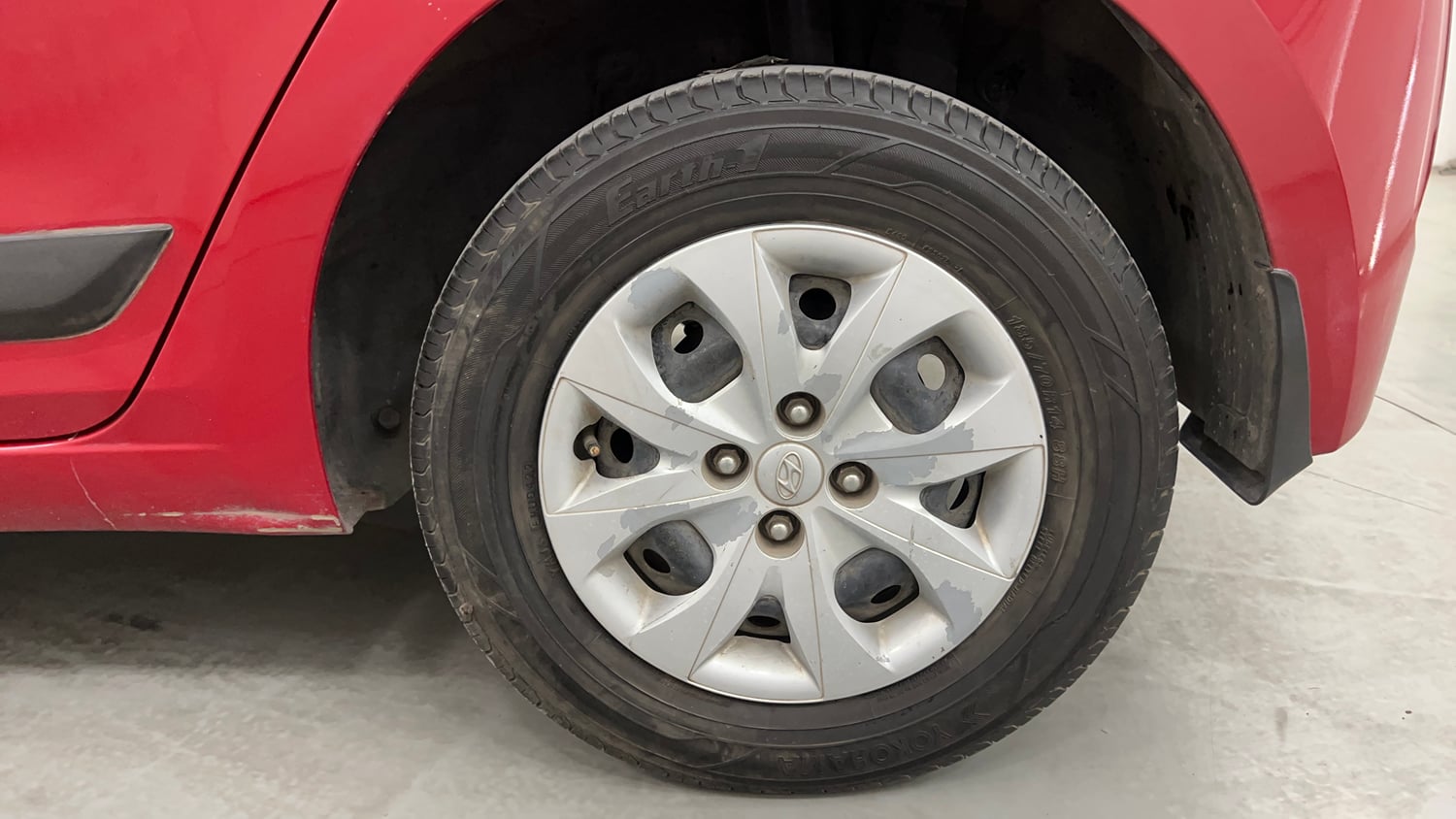 Used 2016 Hyundai Elite i20 Sportz 1.2 Petrol Manual tyres LEFT REAR TYRE RIM VIEW