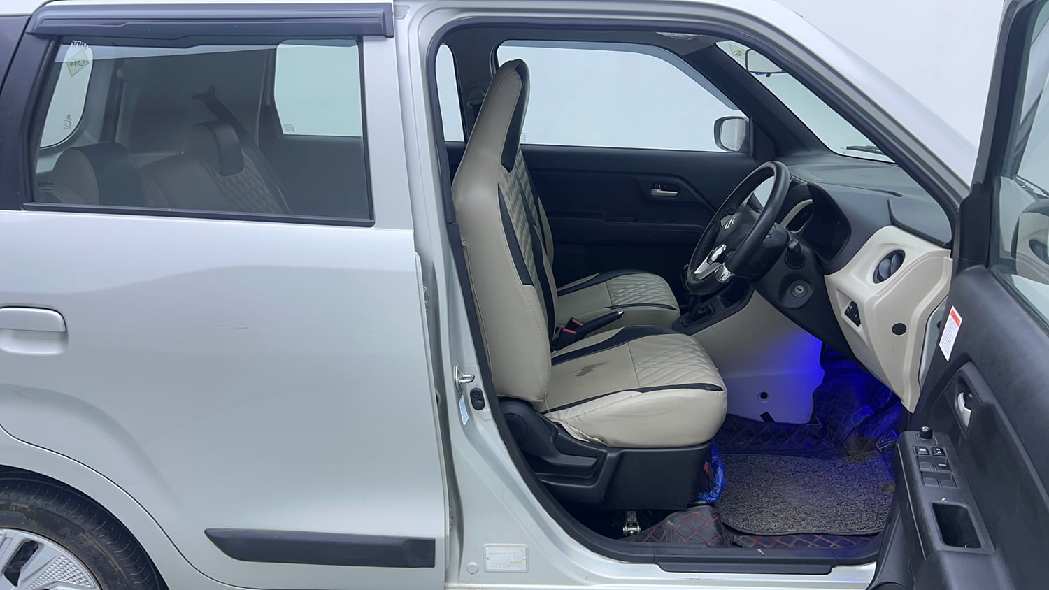 Used 2022 Maruti Suzuki Wagon R VXI 1.0 CNG Cng Manual interior RIGHT SIDE FRONT DOOR CABIN VIEW
