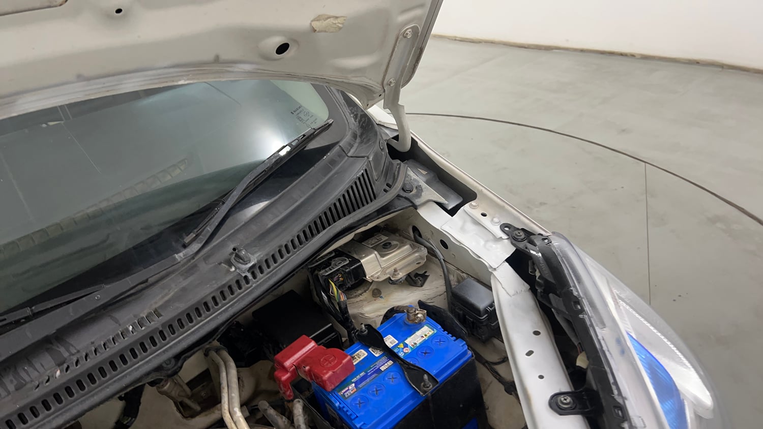 Used 2017 Maruti Suzuki Wagon R 1.0 VXI AMT (O) Petrol Automatic engine ENGINE LEFT SIDE HINGE & APRON VIEW