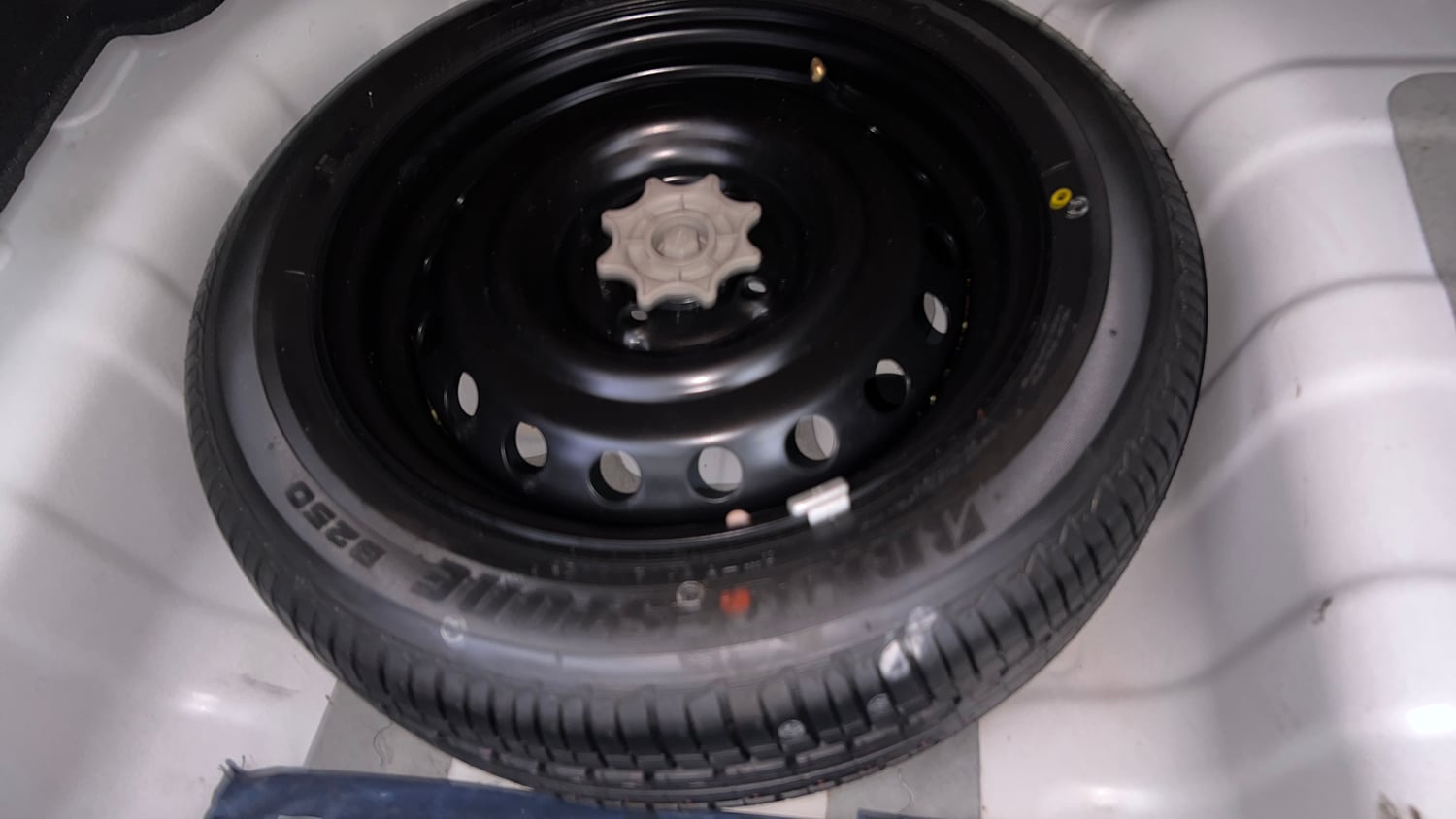 Used 2015 Hyundai Xcent SX 1.2 (O) Petrol Manual tyres SPARE TYRE VIEW