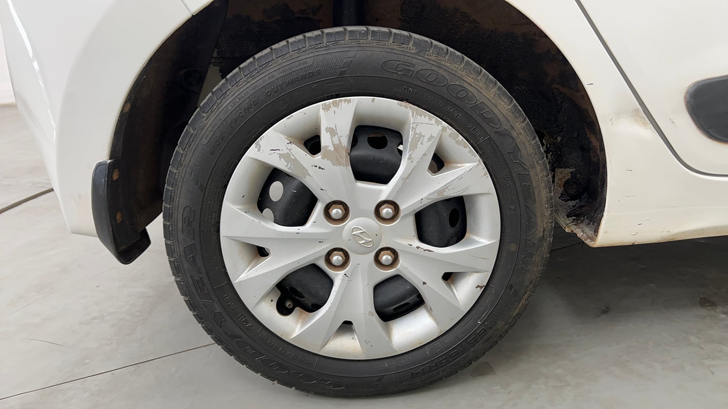 Used 2015 Hyundai Grand i10 Sportz 1.2 Kappa VTVT Petrol Manual tyres RIGHT REAR TYRE RIM VIEW