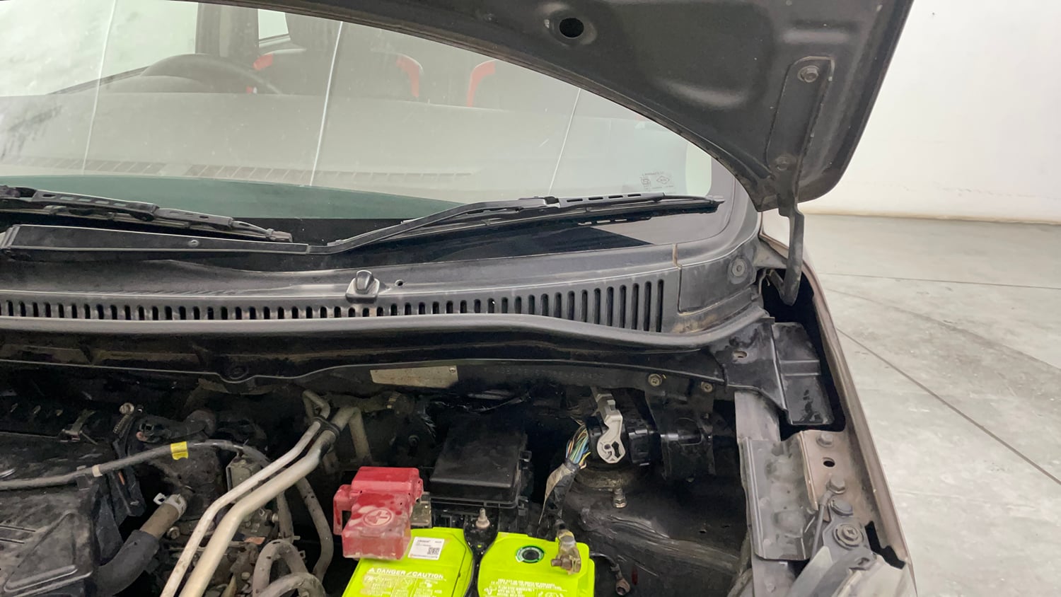 Used 2015 Maruti Suzuki Wagon R VXI Petrol Manual engine ENGINE LEFT SIDE HINGE & APRON VIEW