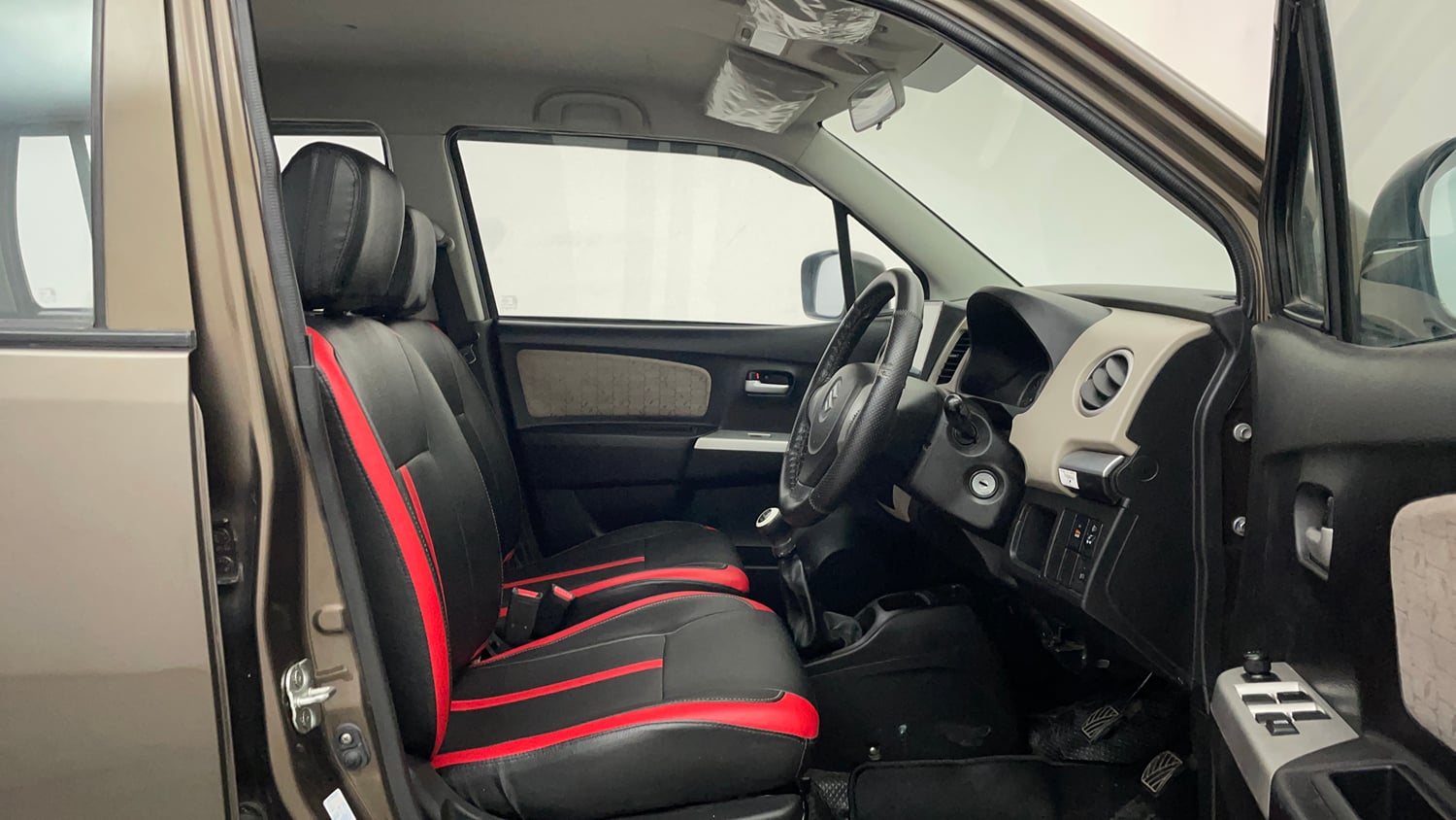 Used 2015 Maruti Suzuki Wagon R VXI Petrol Manual interior RIGHT SIDE FRONT DOOR CABIN VIEW