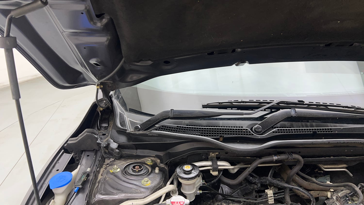 Used 2020 Honda Civic VX CVT Petrol Petrol Automatic engine ENGINE RIGHT SIDE HINGE & APRON VIEW