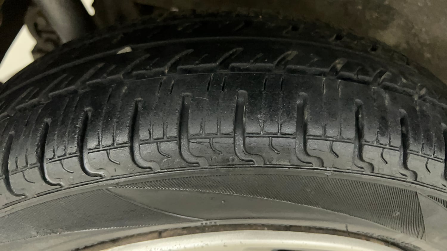 Used 2012 Maruti Suzuki Wagon R 1.0 VXI Petrol + CNG (Outside Fitted) Cng Manual tyres RIGHT REAR TYRE TREAD VIEW