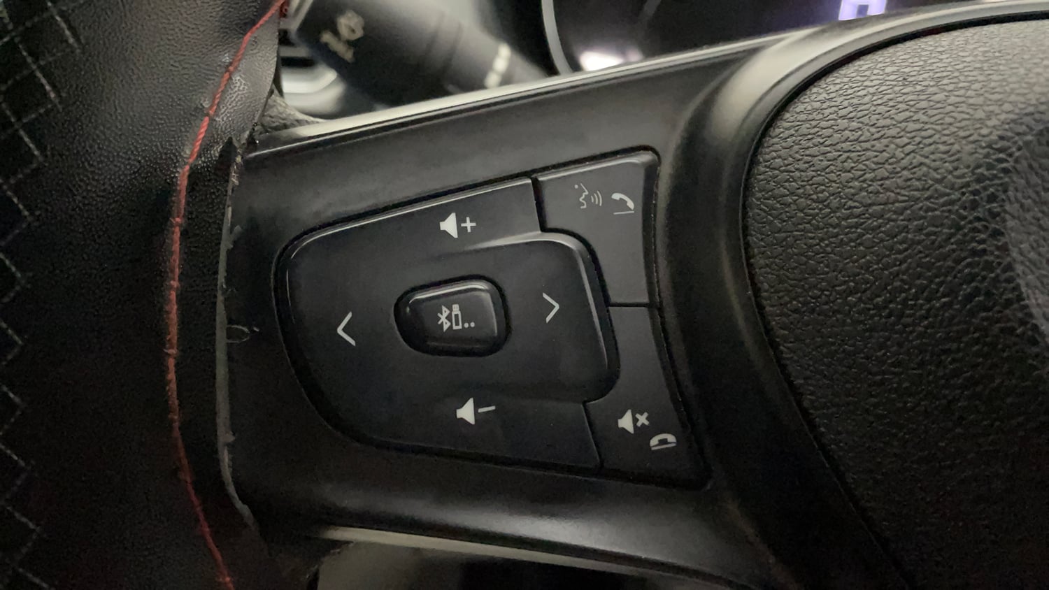 Used 2023 Tata Tiago XT (O) Petrol Manual top_features Steering mounted controls
