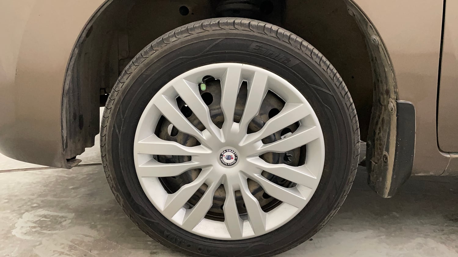Used 2015 Maruti Suzuki Wagon R VXI Petrol Manual tyres LEFT FRONT TYRE RIM VIEW