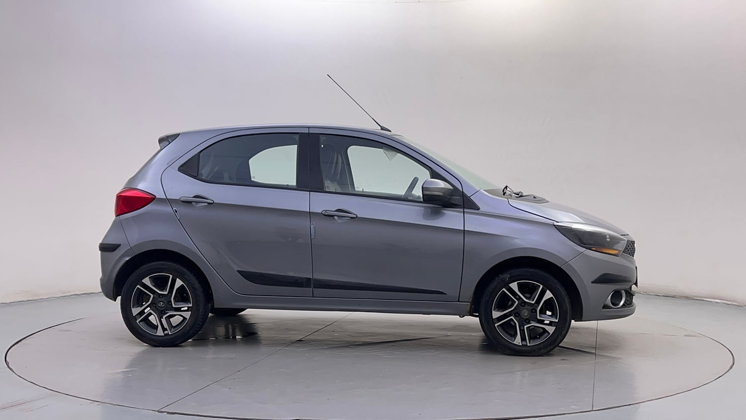 Used 2019 Tata Tiago Revotron XZ Plus Dual Tone Petrol Manual exterior RIGHT SIDE VIEW