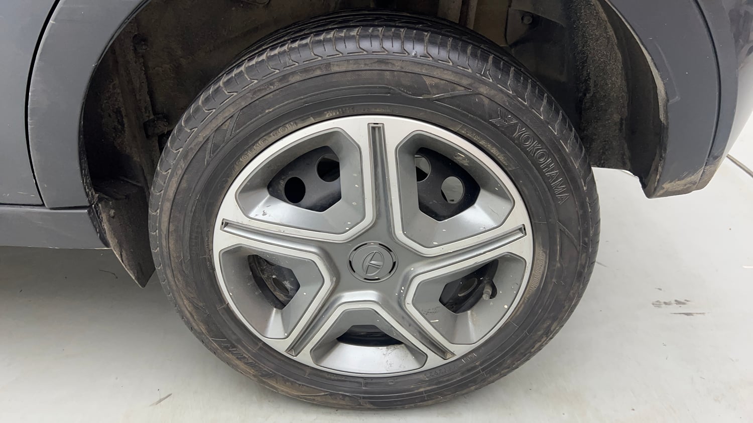 Used 2018 Tata Nexon XM Petrol Manual tyres LEFT REAR TYRE RIM VIEW