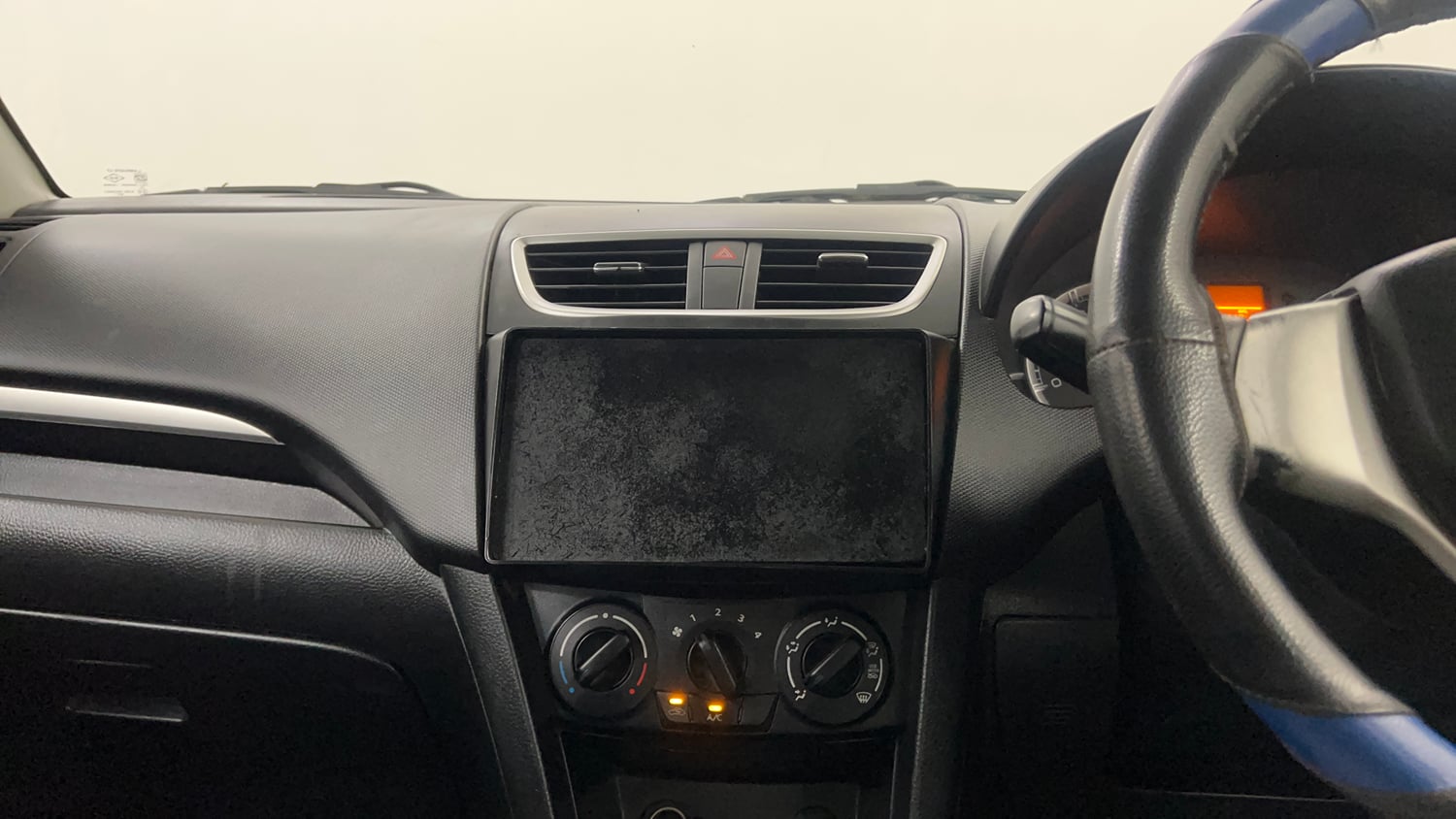 Used 2013 Maruti Suzuki Swift VXi Petrol Manual interior MUSIC SYSTEM & AC CONTROL VIEW