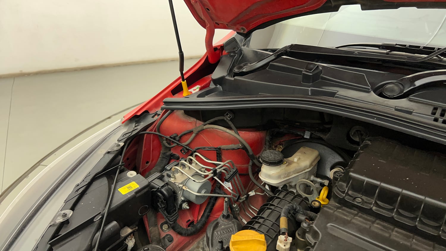 Used 2021 Tata Tiago XZ Petrol Manual engine ENGINE RIGHT SIDE HINGE & APRON VIEW