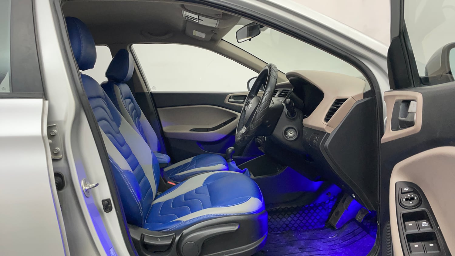 Used 2017 Hyundai Elite i20 Asta 1.2 Petrol Manual interior RIGHT SIDE FRONT DOOR CABIN VIEW