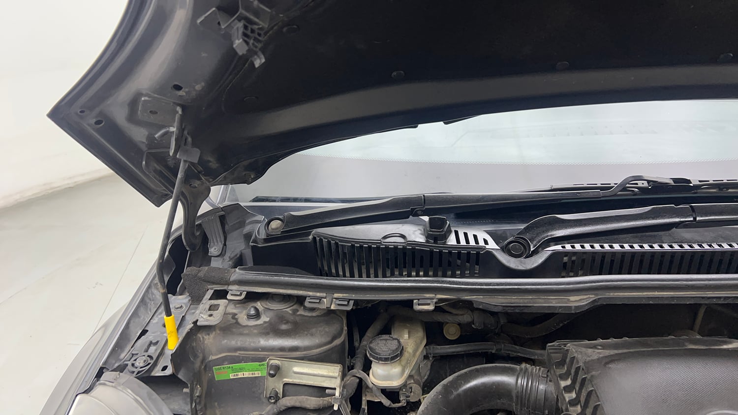 Used 2018 Tata Nexon XM Petrol Manual engine ENGINE RIGHT SIDE HINGE & APRON VIEW