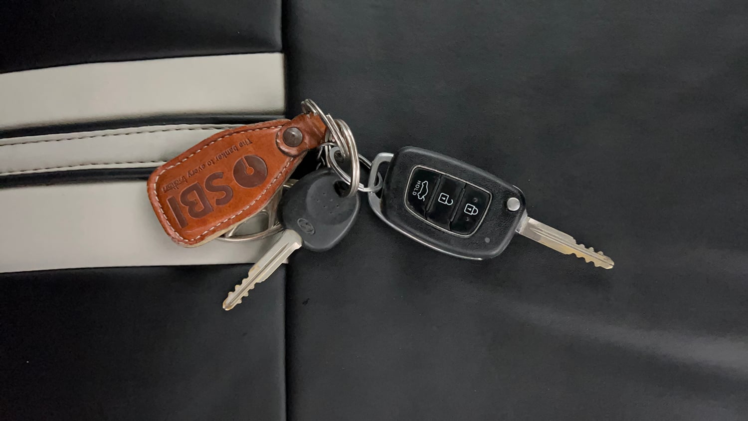 Used 2022 Hyundai Aura S 1.2 CNG Cng Manual extra CAR KEY VIEW