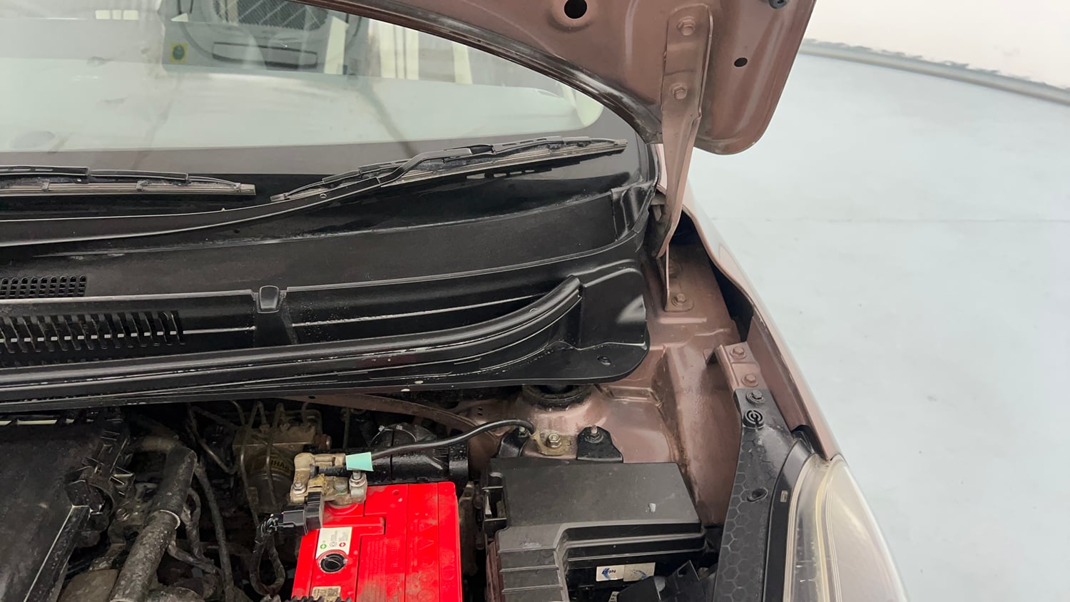 Used 2022 Hyundai Aura S 1.2 CNG Cng Manual engine ENGINE LEFT SIDE HINGE & APRON VIEW