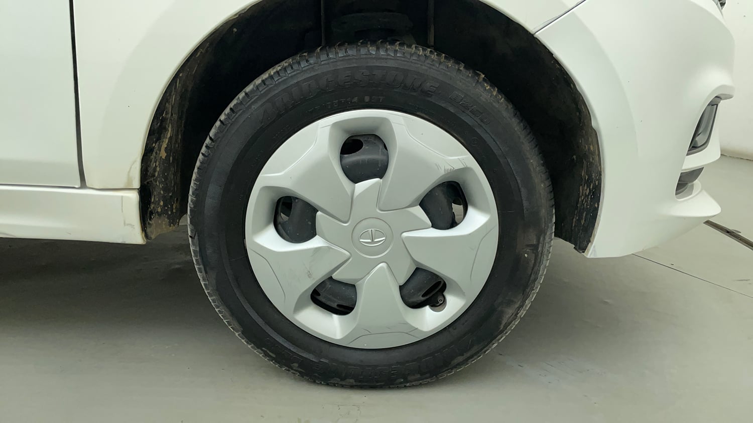 Used 2023 Tata Tiago XT (O) Petrol Manual tyres RIGHT FRONT TYRE RIM VIEW