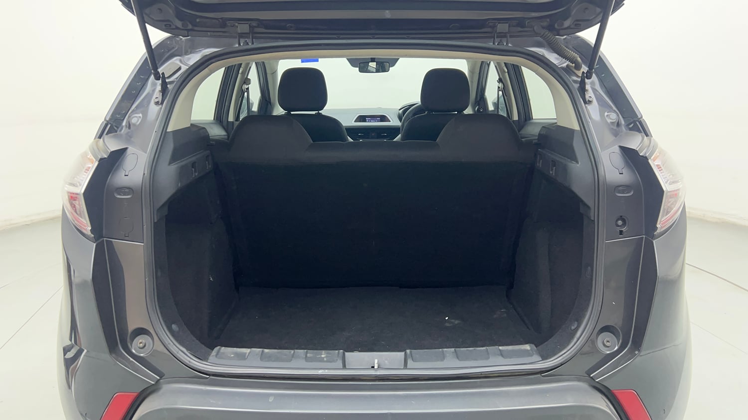 Used 2018 Tata Nexon XM Petrol Manual interior DICKY INSIDE VIEW