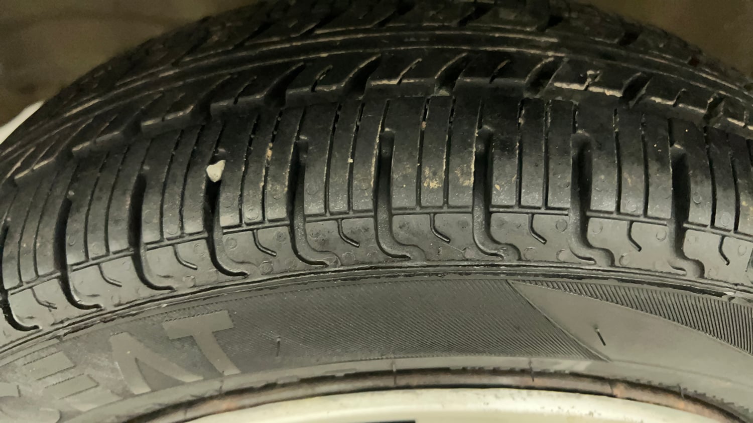 Used 2012 Maruti Suzuki Wagon R 1.0 VXI Petrol + CNG (Outside Fitted) Cng Manual tyres LEFT FRONT TYRE TREAD VIEW