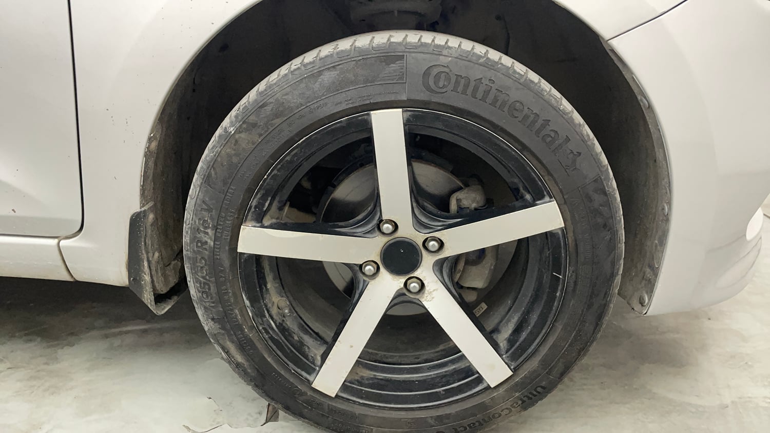 Used 2017 Hyundai Elite i20 Asta 1.2 Petrol Manual tyres RIGHT FRONT TYRE RIM VIEW