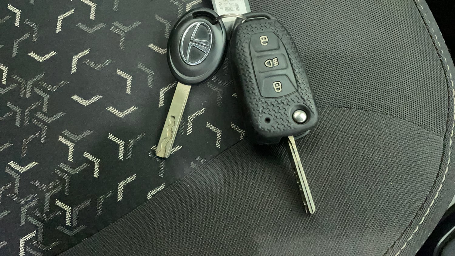 Used 2023 Tata Tiago XT (O) Petrol Manual extra CAR KEY VIEW