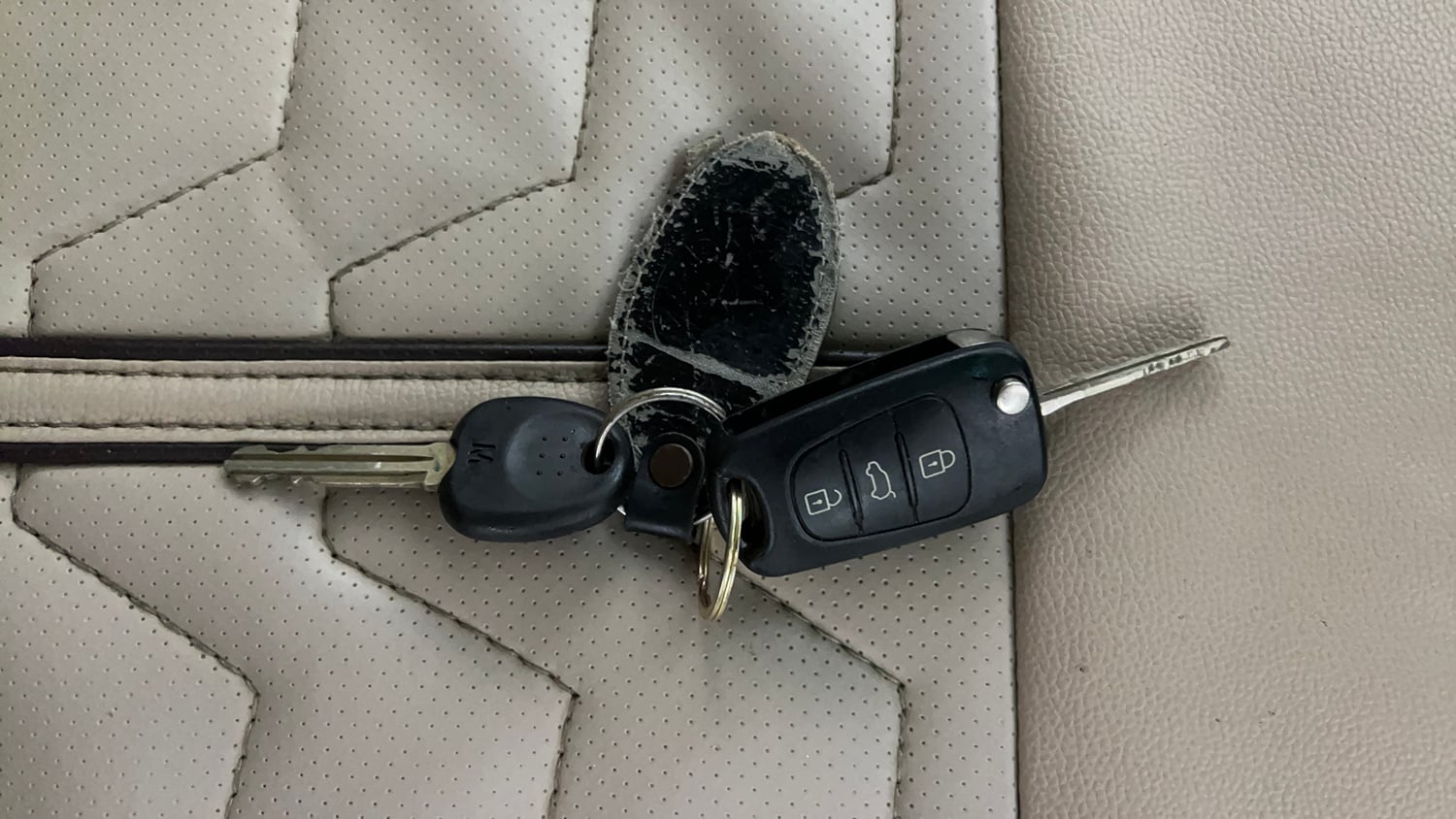 Used 2014 Hyundai i10 Sportz 1.1 iRDE2 Petrol Manual extra CAR KEY VIEW