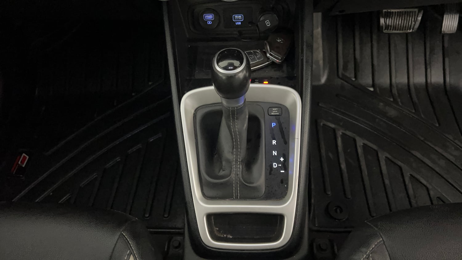 Used 2019 Hyundai Venue SX Plus 1.0 Turbo DCT Petrol Automatic interior GEAR  KNOB VIEW