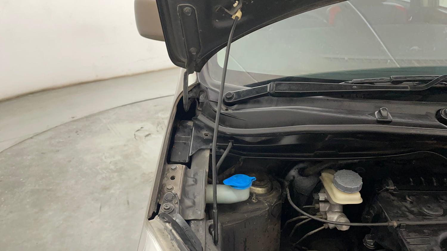 Used 2015 Maruti Suzuki Wagon R VXI Petrol Manual engine ENGINE RIGHT SIDE HINGE & APRON VIEW