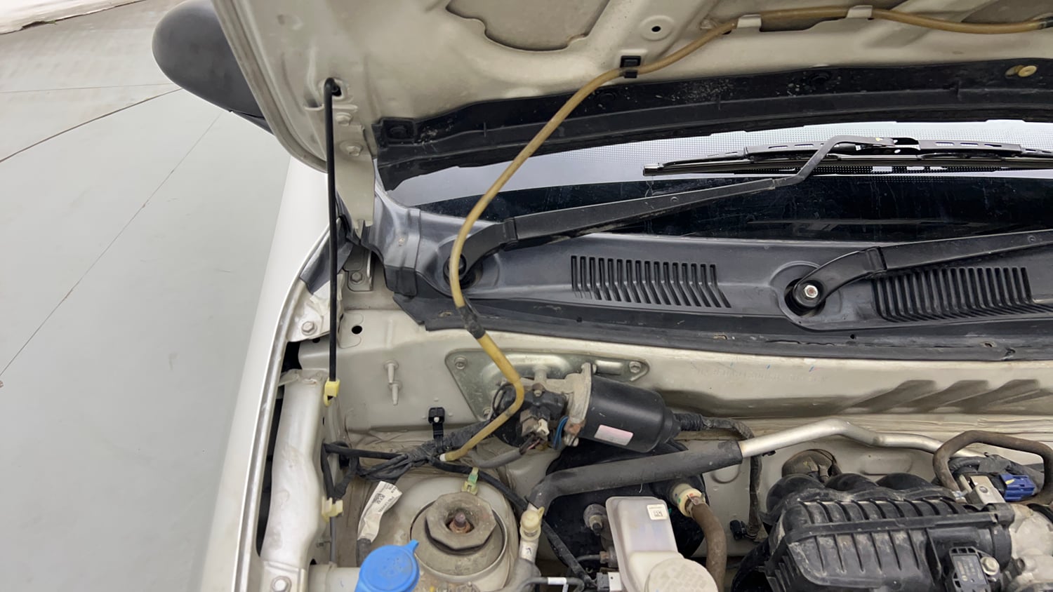 Used 2022 Maruti Suzuki Alto 800 LXi (O) Petrol Manual engine ENGINE RIGHT SIDE HINGE & APRON VIEW