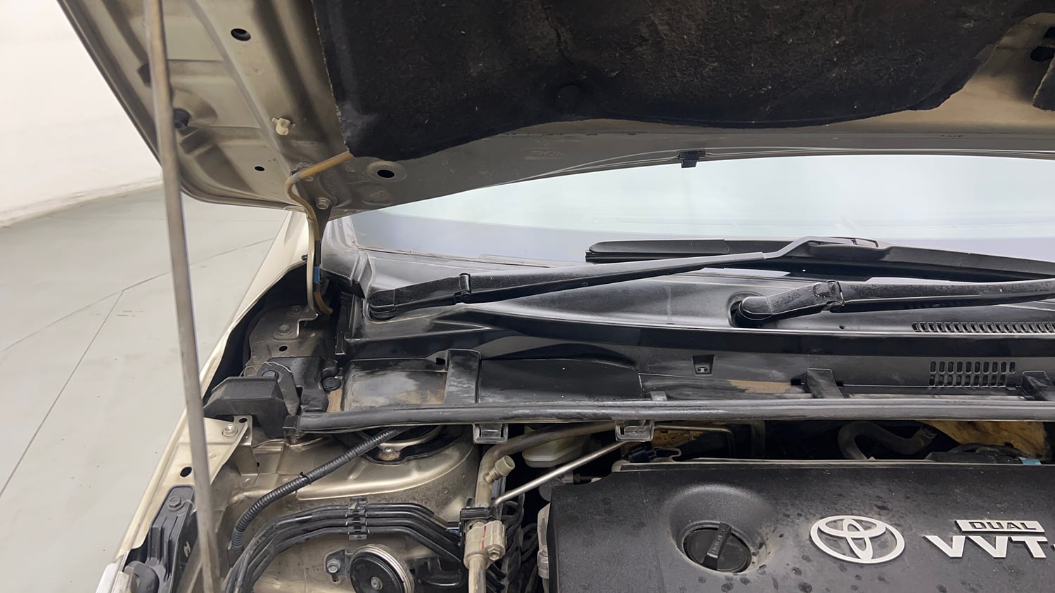 Used 2016 Toyota Corolla Altis VL AT Petrol Petrol Automatic engine ENGINE RIGHT SIDE HINGE & APRON VIEW