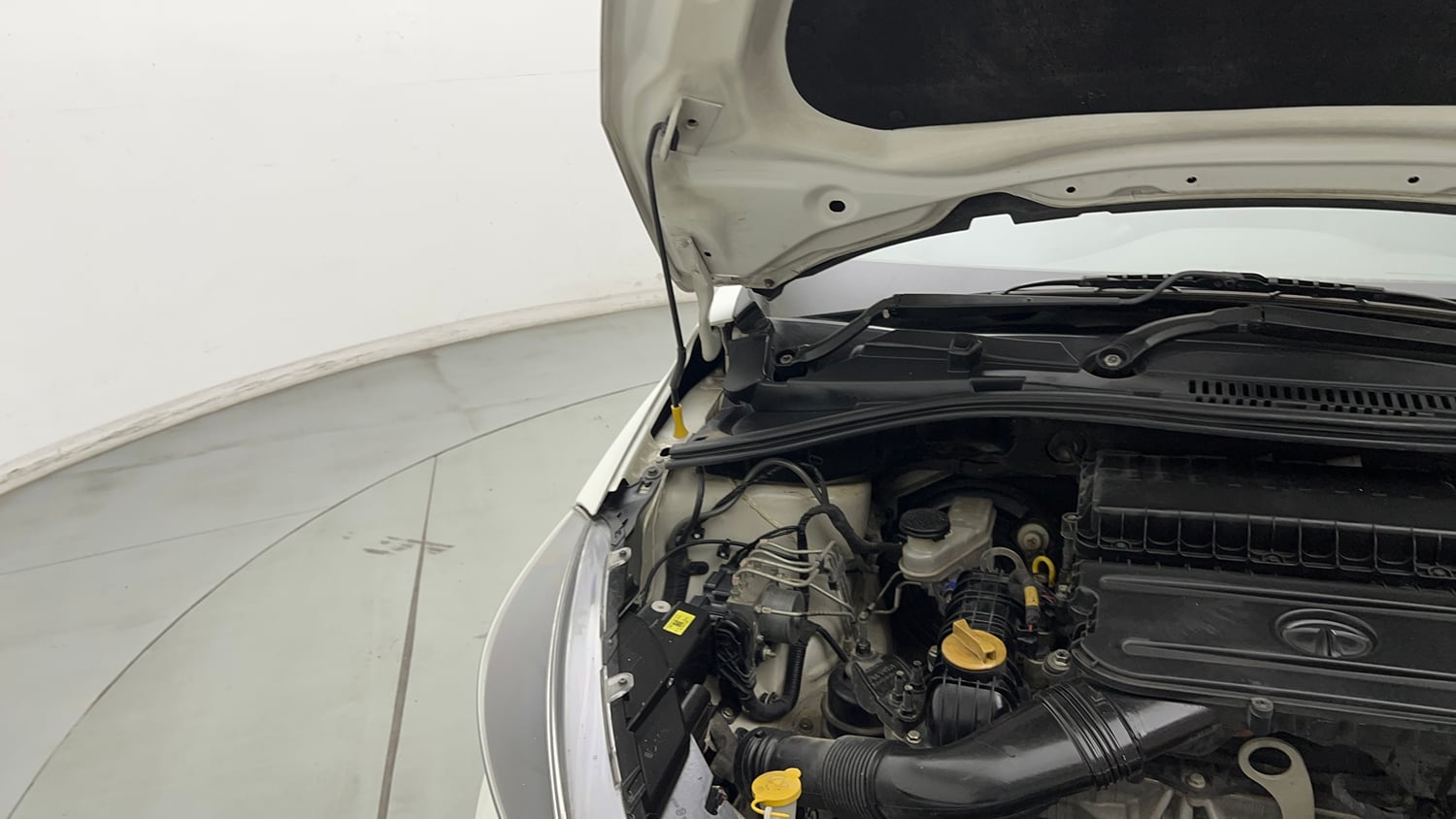 Used 2020 Tata Tiago XZA Petrol Automatic engine ENGINE RIGHT SIDE HINGE & APRON VIEW
