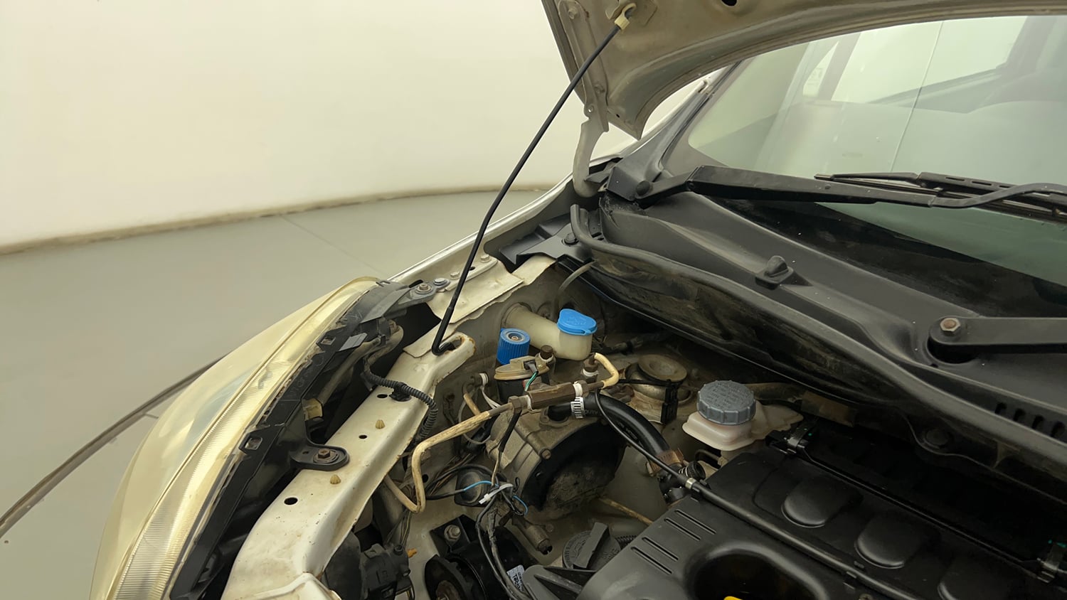 Used 2012 Maruti Suzuki Wagon R 1.0 VXI Petrol + CNG (Outside Fitted) Cng Manual engine ENGINE RIGHT SIDE HINGE & APRON VIEW