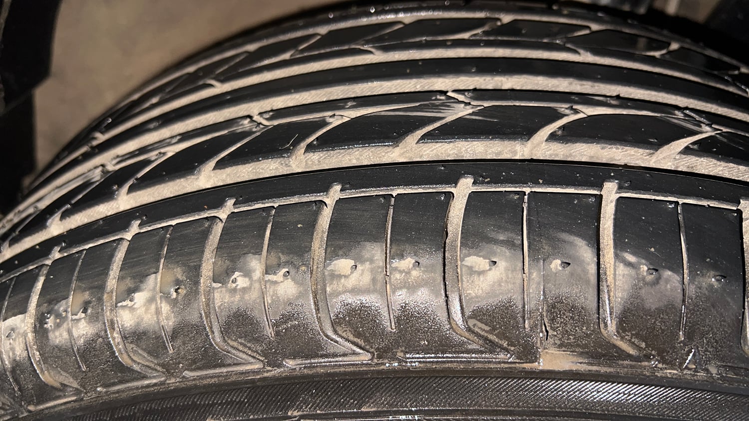 Used 2023 Kia Sonet HTX 1.0 Turbo Petrol DCT Petrol Automatic tyres RIGHT FRONT TYRE TREAD VIEW