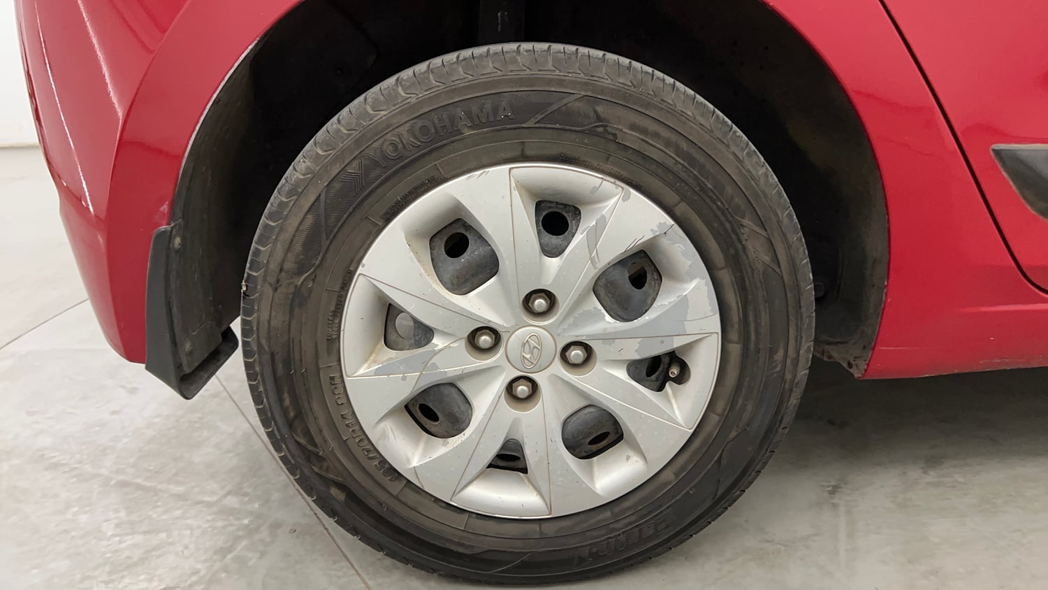 Used 2016 Hyundai Elite i20 Sportz 1.2 Petrol Manual tyres RIGHT REAR TYRE RIM VIEW