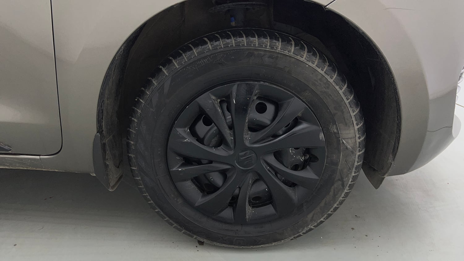 Used 2023 Maruti Suzuki Swift LXi Petrol Manual tyres RIGHT FRONT TYRE RIM VIEW