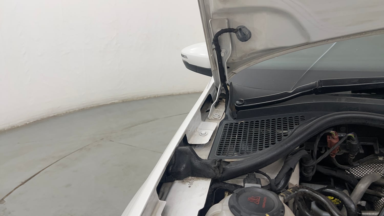 Used 2022 Volkswagen Vento Highline Plus 1.0L TSI Automatic Petrol Automatic engine ENGINE RIGHT SIDE HINGE & APRON VIEW