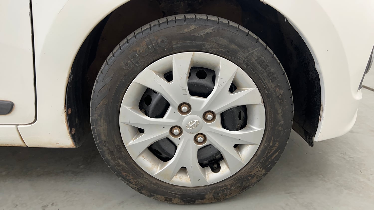 Used 2015 Hyundai Grand i10 Sportz 1.2 Kappa VTVT Petrol Manual tyres RIGHT FRONT TYRE RIM VIEW