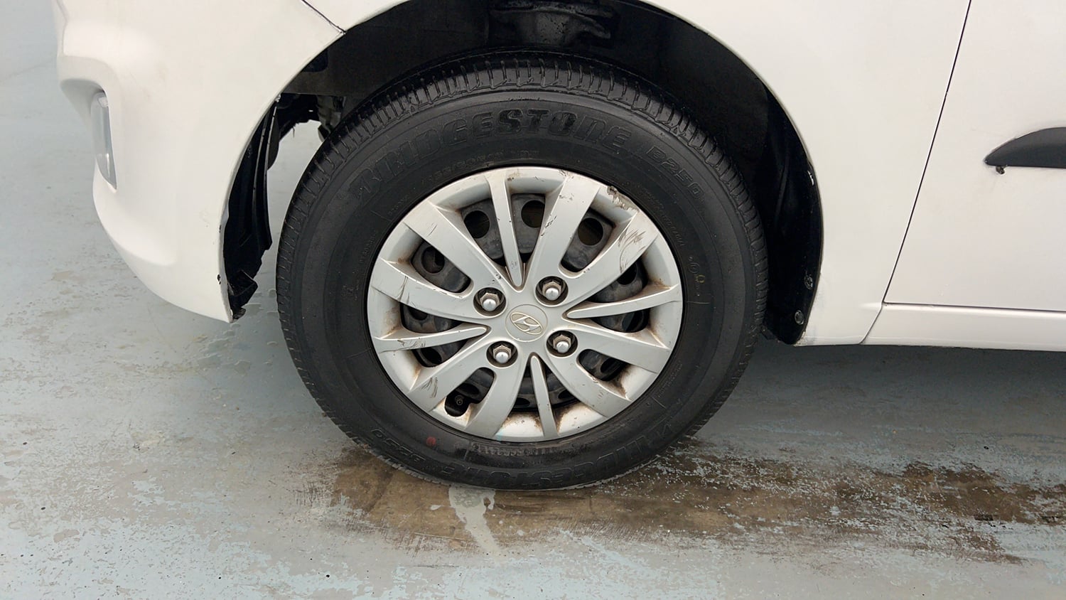 Used 2014 Hyundai i10 Sportz 1.1 iRDE2 Petrol Manual tyres LEFT FRONT TYRE RIM VIEW