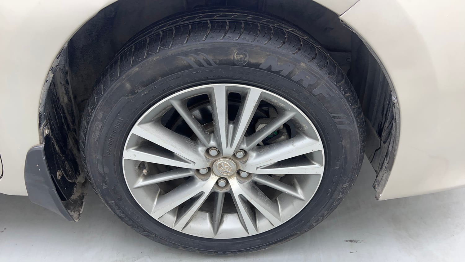 Used 2016 Toyota Corolla Altis VL AT Petrol Petrol Automatic tyres RIGHT FRONT TYRE RIM VIEW