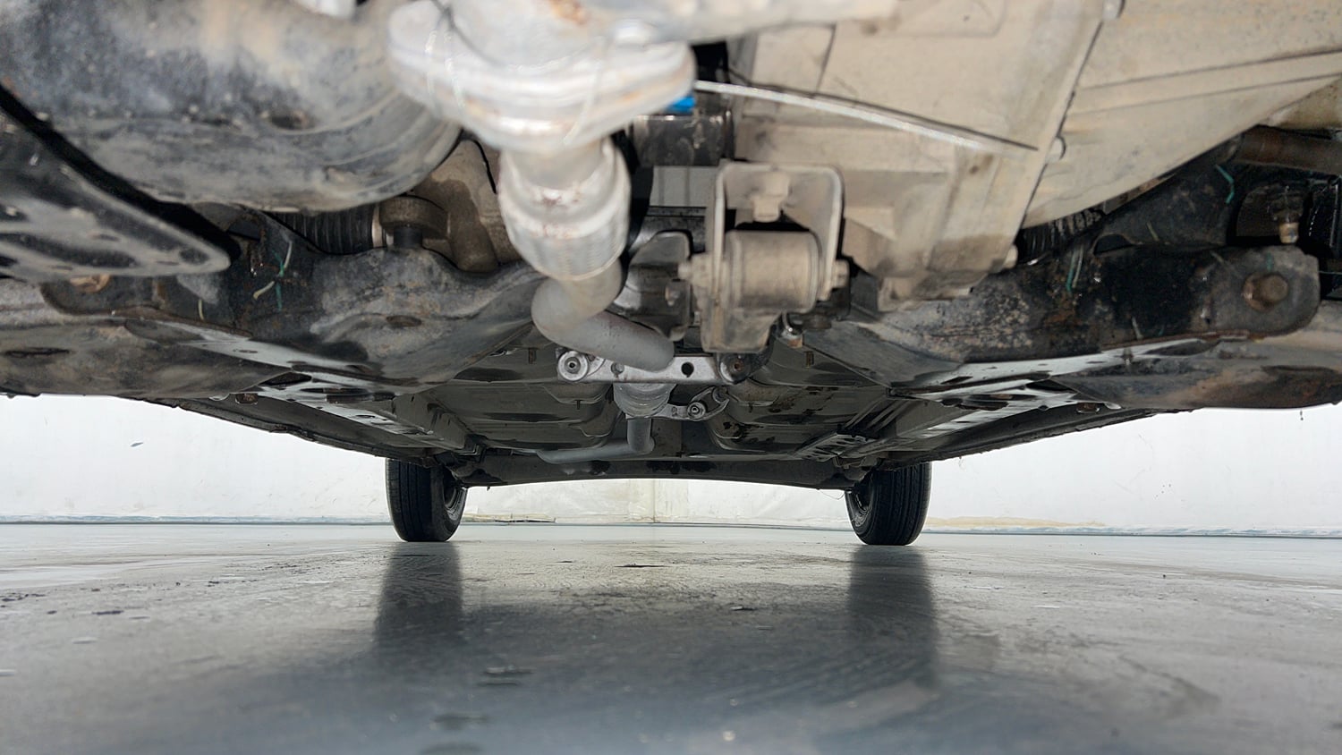 Used 2014 Hyundai i10 Sportz 1.1 iRDE2 Petrol Manual extra FRONT LEFT UNDERBODY VIEW
