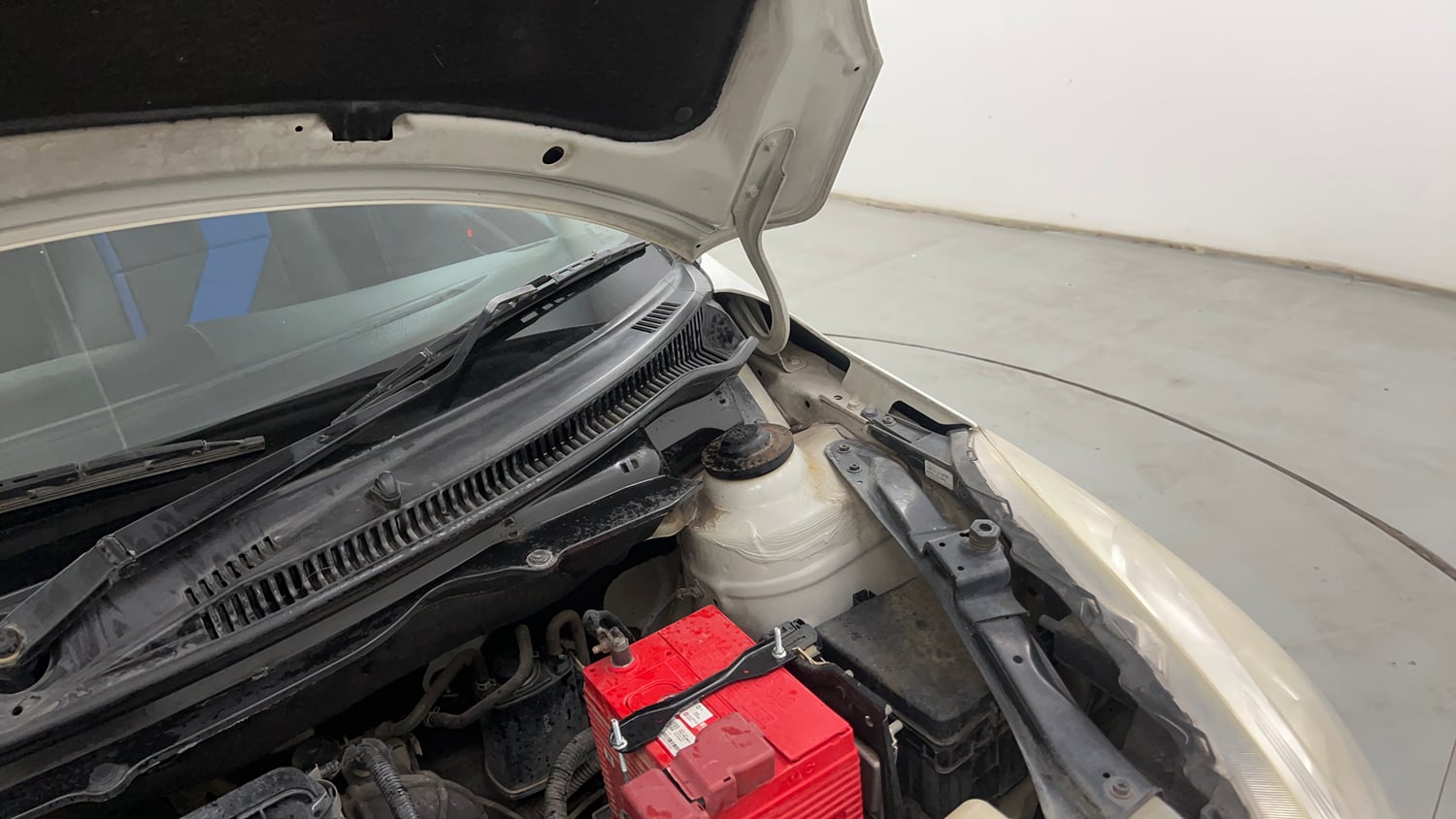Used 2013 Maruti Suzuki Swift VXi Petrol Manual engine ENGINE LEFT SIDE HINGE & APRON VIEW