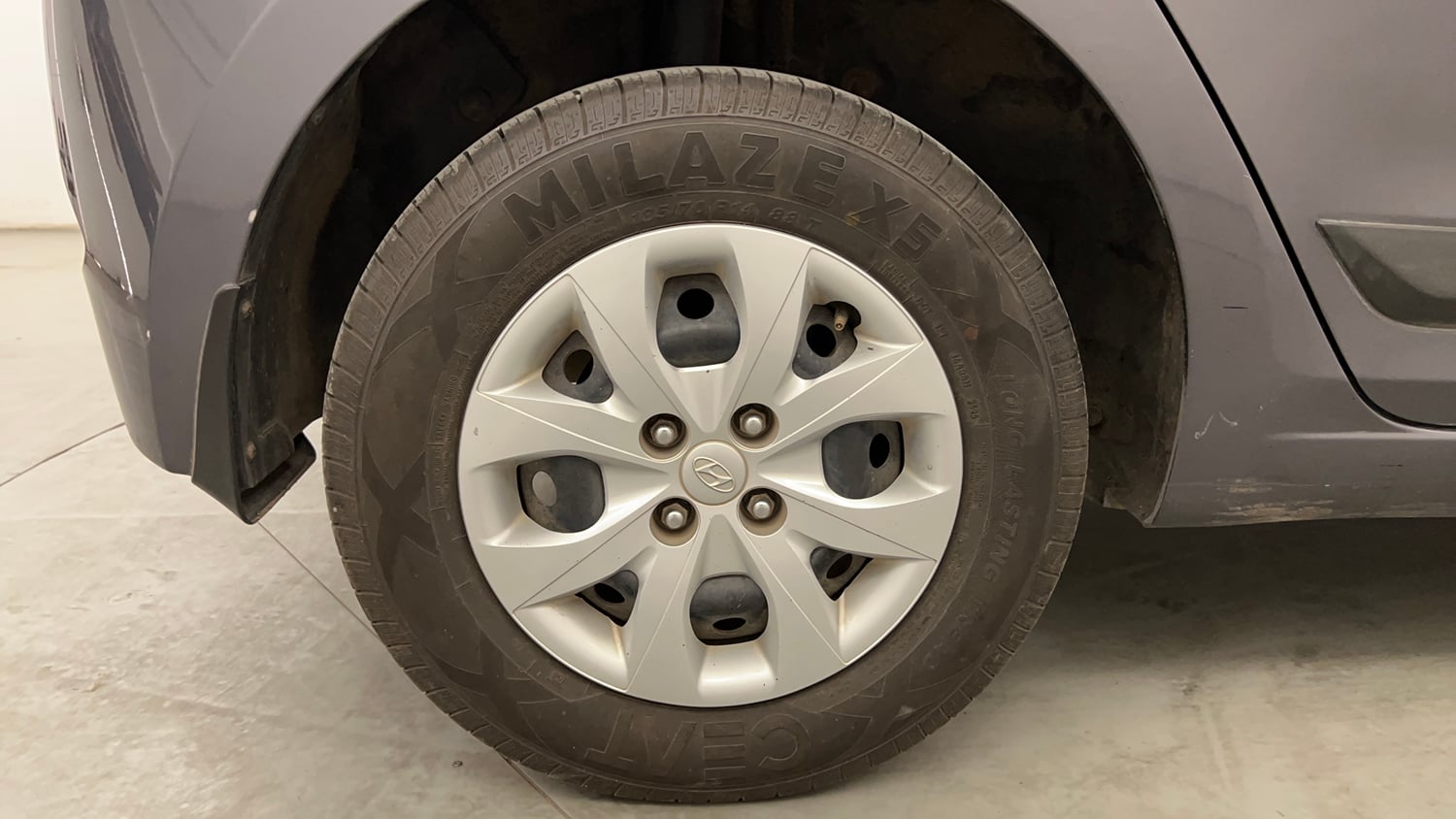 Used 2015 Hyundai Elite i20 Sportz 1.2 Petrol Manual tyres RIGHT REAR TYRE RIM VIEW