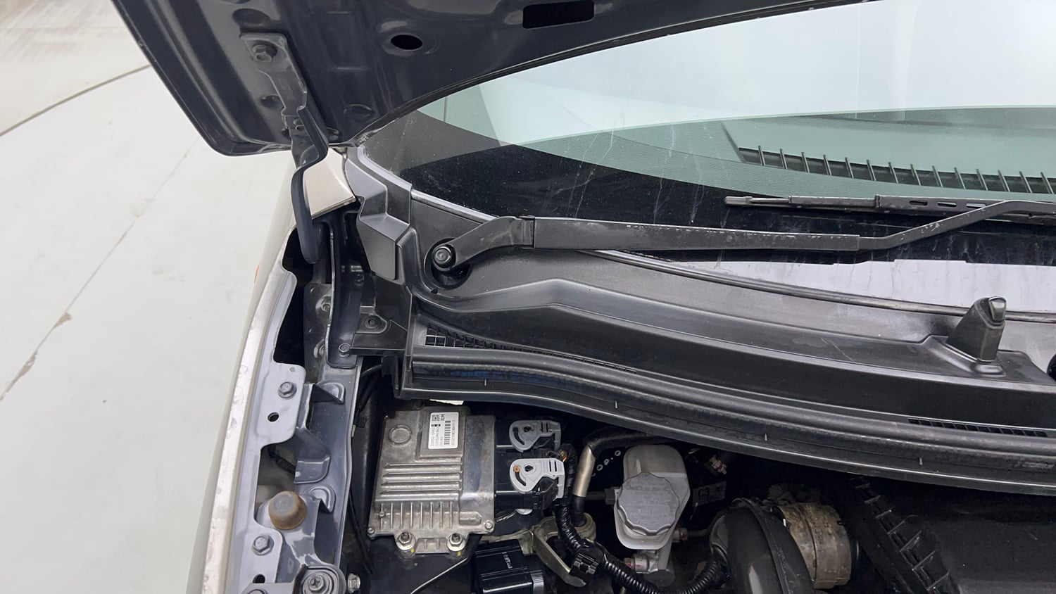 Used 2023 Maruti Suzuki Wagon R VXI 1.0 CNG Cng Manual engine ENGINE RIGHT SIDE HINGE & APRON VIEW