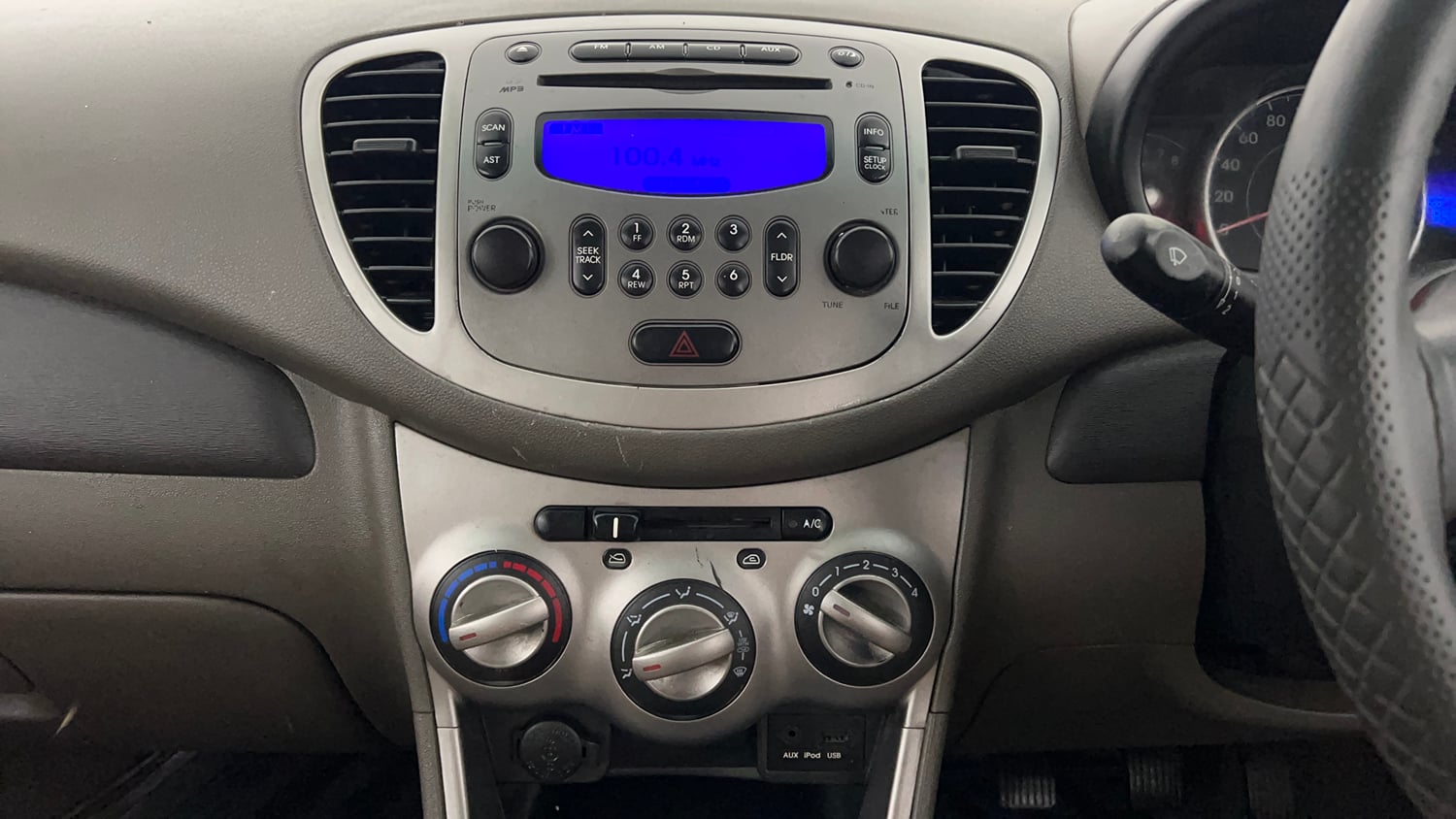Used 2014 Hyundai i10 Sportz 1.1 iRDE2 Petrol Manual interior MUSIC SYSTEM & AC CONTROL VIEW