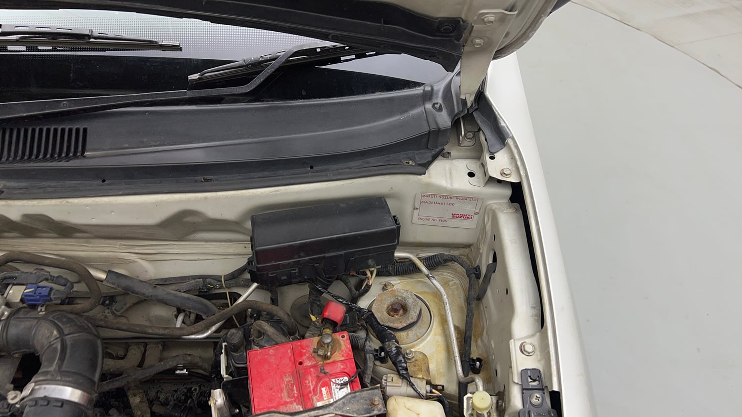 Used 2022 Maruti Suzuki Alto 800 LXi (O) Petrol Manual engine ENGINE LEFT SIDE HINGE & APRON VIEW